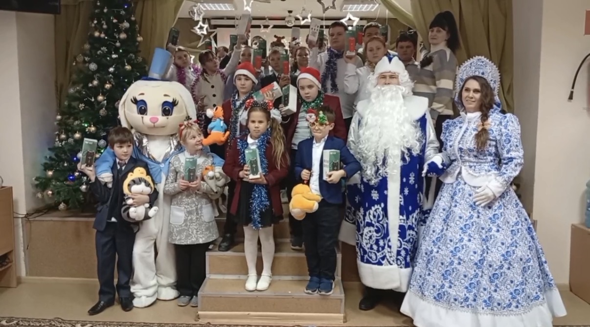 Новогодняя традиция добра: фонд «Братское сердце» поздравил детей Сватовской школы-интерната