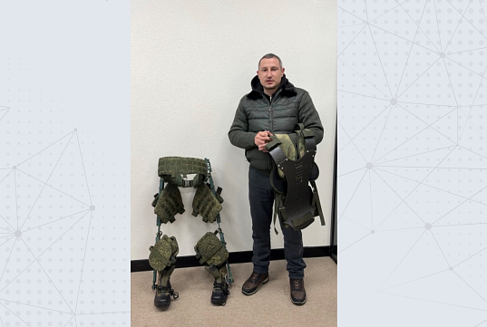 Фонд передал военнослужащему экзоскелет для защиты на передовой