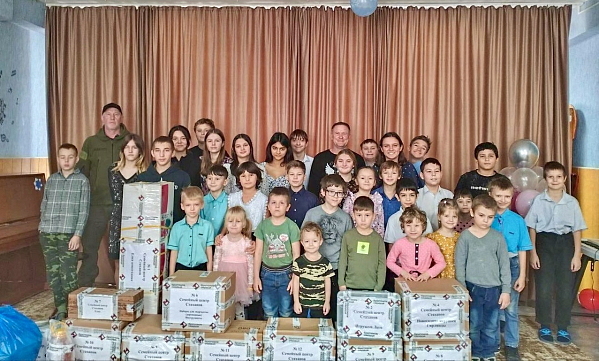 Гуманитарная помощь и подарки «Семейному центру» города Стаханова (ЛНР)